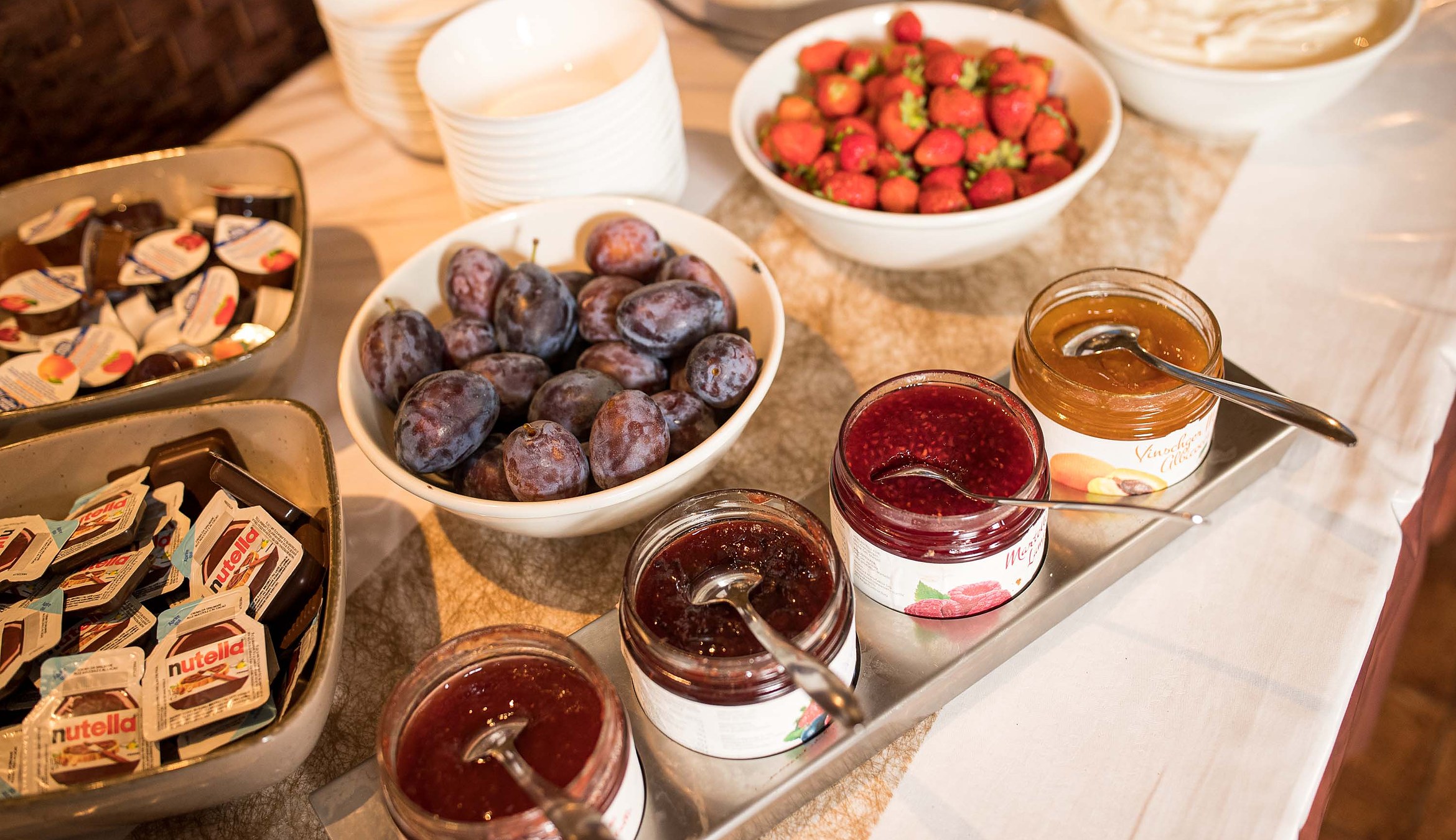 Frühstücksbuffet im Martellerhof mit Zwetschgen, Erdbeeren und Marmeladen
